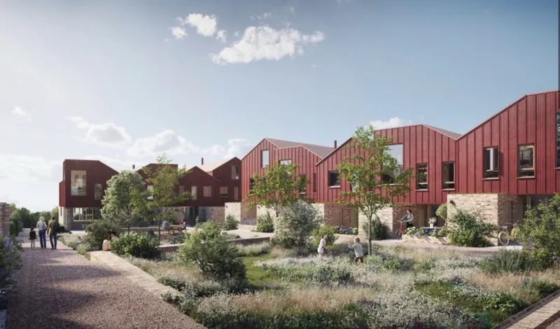 Kleven Gård: rekkehus med rød, stående trekledning og teglsokkel rundt et grønt tun