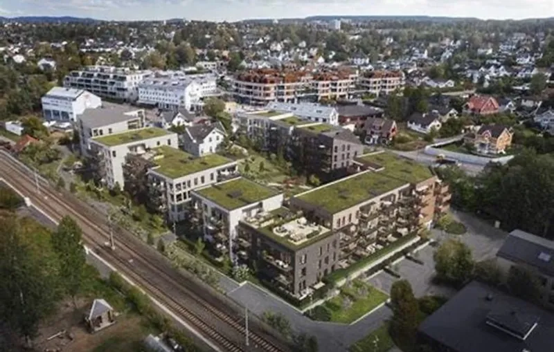 Poppelhagen: boligbygg med grønne tak langs jernbanelinjen, sett ovenfra